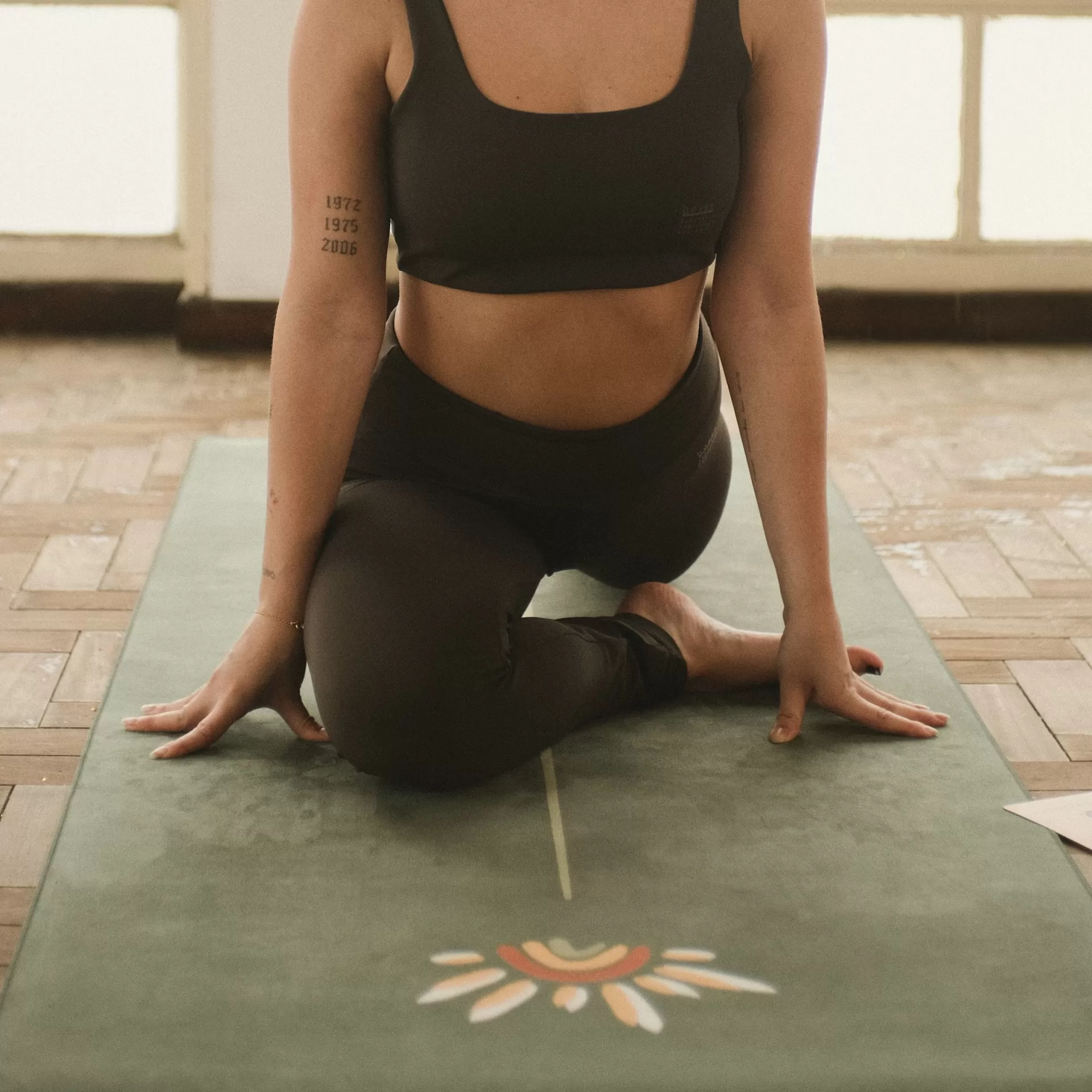 Tapete de Yoga Antiderrapante com Linhas de Posição e Guia de Exercíci